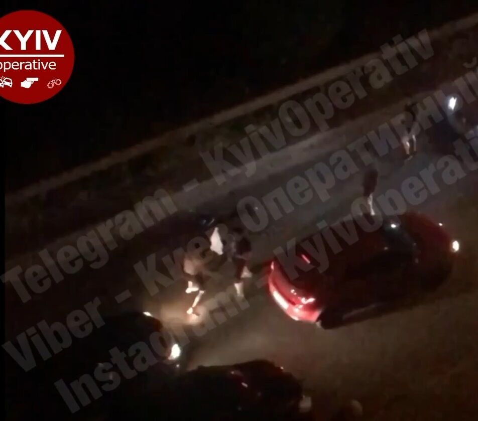 Андрей Фединчик устроил скандал посреди улицы в Киеве и набросился на водителя qzeihqidqridkmp