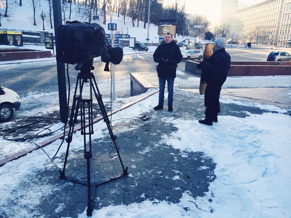 Евгений Попов ведёт трансляции с майдана. 2014 год, Киев.jpg